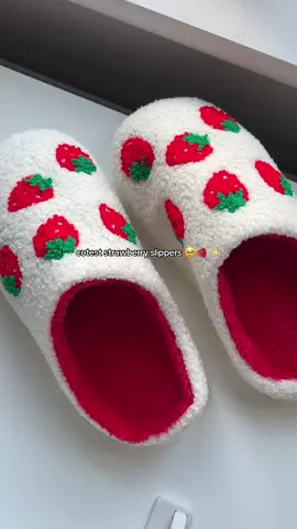They’re sooo adorable 🍓  #strawberrygirl #cutethings #cosyseason 