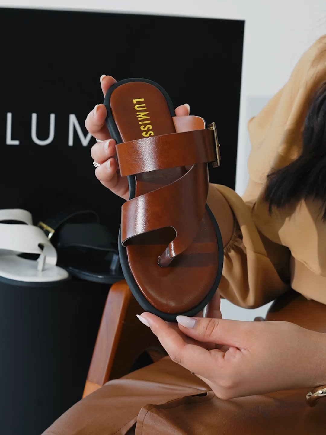 ✨Quando o look pede conforto, mas você insiste em ter estilo. A rasteira perfeita existe! Minimalista, moderna e com aquela fivela maxi que faz o básico virar fashion. 👡💅 #Lumiss #EstiloSemEsforço #LookDoDia #RasteiraChique #FashionTok #fy