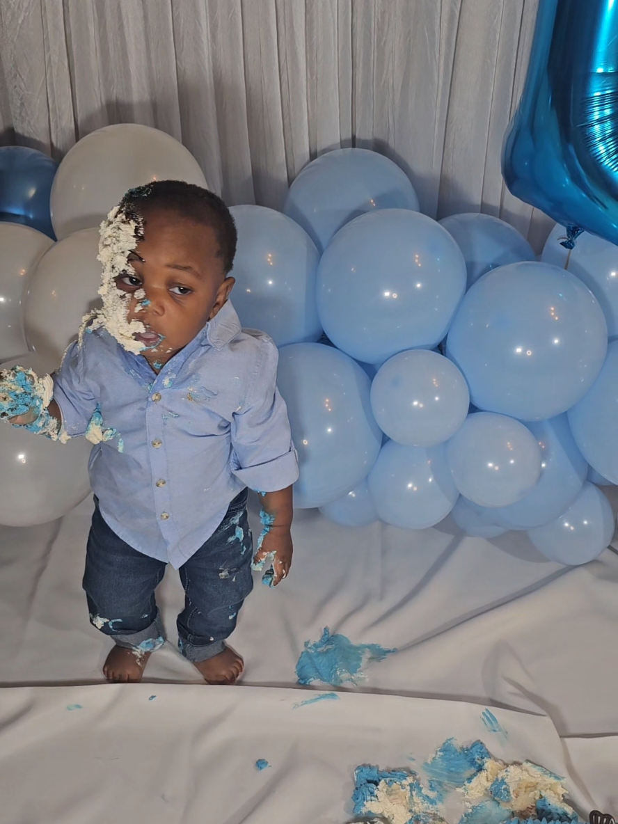 Cake smash gone wrong.. Happy birthday I guess? 😂🎉🎂 #fyp #cakesmash #hardlife 