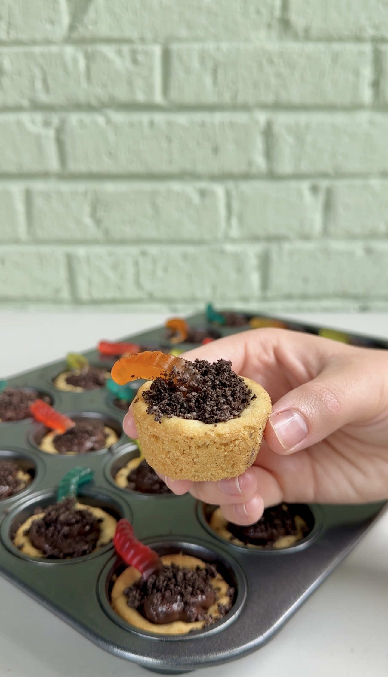 These Dirt Pudding Cookie Cups combine the best of both worlds — chewy cookie cups, creamy chocolate pudding, and a crunchy “dirt” topping made from crushed Oreo cookies. Add a few gummy worms, and you’ve got a spooky-cute Halloween dessert that’s guaranteed to be a hit with kids and adults alike! 👻 