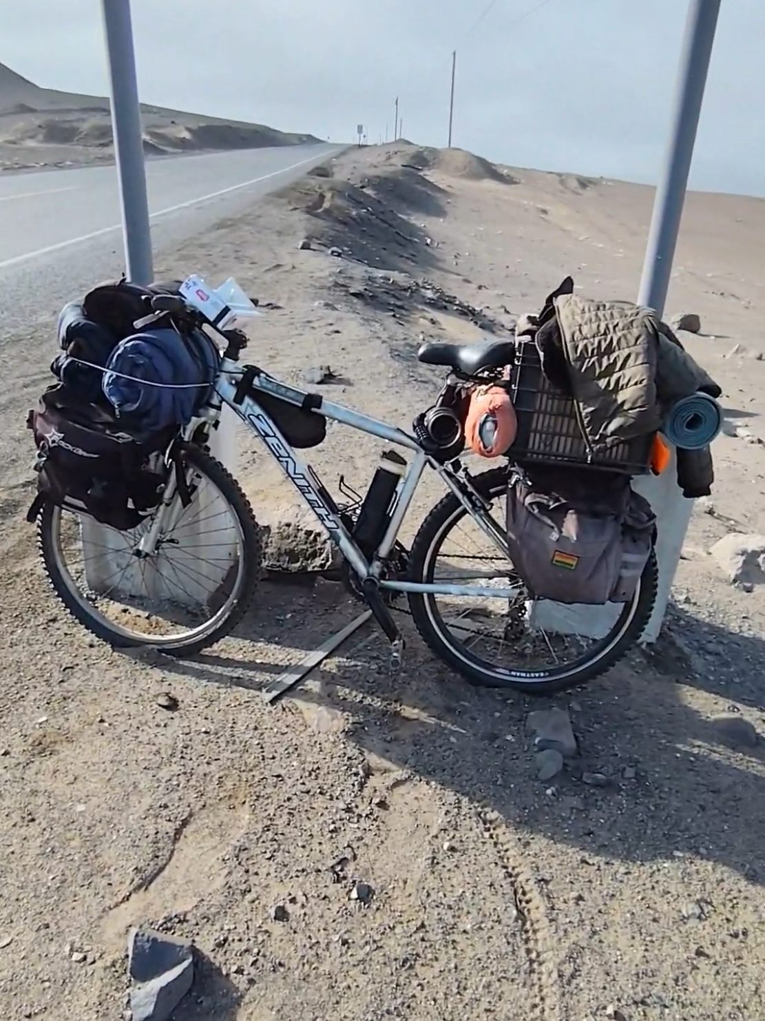 Camino a Cusco 🚴‍♂️🇵🇪 CAPITULO 48 En este tramo camine más que pedalear 💪🤪👍 ni modo es lo que toca, directo al corazón de las playas de Marcona 🤪👍🚴 siempre con ACTITUD, pare en un letrero para preparar mi desayuno 😋👍  Soy un Cicloviajero Peruano nomada 🚴‍♂️🇵🇪 Facebook @mulequi_inka Instagram @mulequi_inka Youtube Mulequi inka Kick Mulequi inka Apoyo al contenido 💜 Paypal freyicarioca@gmail.com El Viaje por Sudamerica continuara🚴‍♂️🌍 Acompañame causa 🙋‍♂️ y ayudame compartiendo, dejame tu rico Like 👍 #cicloviajeros #turismo #perú #mtb #travel 