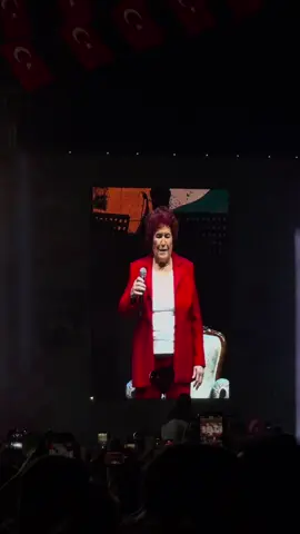 Sizce selda bagcan konserde herkesi aglatmışmıdır 🥹🌸🫶🏻🤍#seldabağcan #mersin #seldabağcaneşliğinde #sürgün 
