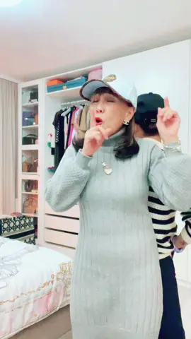 •	“Just a little lip game and big energy 😘🎶 #BeezInTheTrap #WhatUpRemix #NickiMinajEdit #VibeCheck #LipSyncMood  