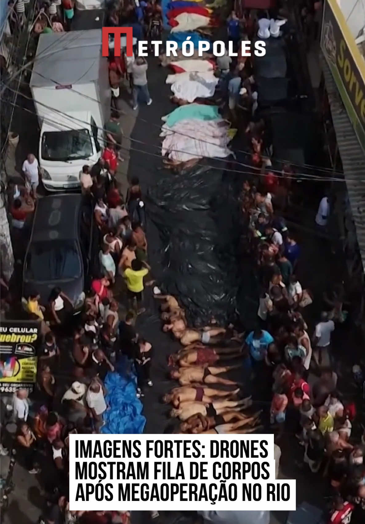 Imagens de #drones mostram corpos enfileirados na Praça São Lucas, na #Penha, após megaoperação policial realizada, nessa terça-feira (28/10), no #RiodeJaneiro. A operação, que já conta com pelo menos 119 m0rt0s e 113 presos, é considerada a mais letal da história do estado. Os dados são das forças de segurança do Rio. Mais cedo, a Defensoria Pública do Rio de Janeiro havia informado que a operação deixou 132 mortos. Em meio aos destroços do confronto, drones registraram o momento em que os corpos são cobertos por lona e passam a serem retirados da praça e encaminhados ao Instituto Médico Legal (IML). Cerca de 70 c4dáveres, cobertos por panos e lonas, foram enfileirados para que familiares pudessem fazer o reconhecimento das vítimas que morreram durante a ação policial. A maioria dos familiares que chegava ao local eram mulheres, mães, esposas e irmãs que se ajoelhavam no chão, choravam sobre os corpos e tentavam compreender o que havia acontecido. Em um dos momentos mais emocionantes, registrado pela reportagem, uma mulher abraçou o cadáver de um parente e lamentou: “Por que ele saiu de casa?”. Moradores classificaram a megaoperação como “massacre” e “chacina”, e direcionaram críticas ao governador Cláudio Castro (PL), responsável pela iniciativa policial que resultou em um número ainda incerto de mortos na região. Castro, por sua vez, considerou a megaoperaçlão como “um sucesso”. “Quanto a vítimas, só houve policiais”, ressaltou.  #TikTokNotícias ➡️ Leia mais no metropoles.com 📹 Metrópoles 