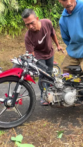 @bodonk71garage 😝 #5tpmenolakpunah #sleepenggine200cc #dragbikeindonesia #sleepenggine  -@𝘼𝙔𝘼𝙈𝙆𝘼𝙈𝙋𝙑𝙎₁₉  -@PM_GARAGE   -@aryatama🪐  -@_bond4n♍  -@produk juni 2003 