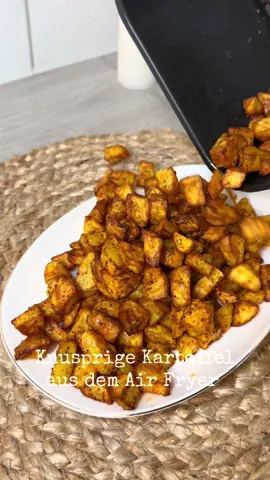 Kartoffel aus dem Air Fryer 🤤 Ihr braucht: -1 Kg Kartoffel - Öl eurer Wahl  - Gewürze: salz, Pfeffer, Knoblauch, Paprika edelsüß, Oregano  Kartoffel zurecht schneiden und gründlich abwaschen. Gut abtrocknen und in der trockenen Schüssel mit Gewürzen wie Salz, Pfeffer, Knoblauch, Paprika  edelsüß und Oregano würzen . Einen guten Schuss Öl dazugeben und in den Airfryer packen . Bei 180° für 25 min backen.  #k#kartoffela#airfryere#einfacherezeptee#EasyRecipesf#foodies
