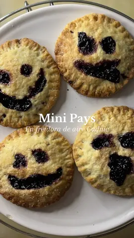 Mini Pays de Moras en Air Fryer de @Gadnic.arg 🫐🍓🍇 Para la masa: 	•	250 g de harina común (0000) 	•	125 g de manteca fría en cubos 	•	1 cucharada de azúcar 	•	4 a 6 cucharadas de agua bien fría Para el relleno: 	•	200 g de moras (aprovechen que en Argentina es época 😉) 	•	90g de azúcar 	•	1 cucharadita de jugo de limón 	•	1 cucharadita de fécula de maíz (maicena) disuelta en 1 cucharada de agua 1. Masa 	1.	En un bowl, mezclá la harina con el azúcar. 	2.	Agregá la manteca fría y desmenuzala con los dedos o con un cornet hasta que la mezcla parezca arena gruesa. 	3.	Incorporá el agua fría de a poco, mezclando hasta formar una masa suave (sin amasar demasiado). 	4.	Envolvela en film y llevála a la heladera 30 minutos para que tome cuerpo. 2. Relleno de moras 	1.	En una ollita, colocá las moras, el azúcar y el jugo de limón. 	2.	Cociná a fuego medio 5 a 7 minutos, revolviendo cada tanto, hasta que las moras se ablanden y suelten jugo. 	3.	Agregá la maicena disuelta y seguí cocinando hasta que espese y quede como una mermelada. 	4.	Dejá enfriar completamente antes de usar. 3. Armado 	1.	Estirá la masa sobre una superficie enharinada hasta dejarla de unos 3 mm de espesor. 	2.	Cortá pares de discos del mismo tamaño (uno será base y otro tapa). 	3.	En la mitad de los discos colocá una cucharadita del relleno frío. 	4.	A los discos de arriba haceles ojitos y boca con un cuchillito o una pajita para formar las caritas. 	5.	Tapá los mini pays, presioná los bordes con los dedos y sellalos con un tenedor. 	6.	Podes espolvorear un poquito de azúcar encima para darle más crocancia 4. Cocción  	1.	Colocá los mini pays en la canasta de la freidora, dejando un pequeño espacio entre ellos. 	2.	No hace falta precalentar. 	3.	Cociná a 180 °C durante 10 a 12 minutos, hasta que estén doraditos y crocantes. 	4.	Retirá con cuidado y dejalos enfriar unos minutos antes de comer (el relleno sale muy caliente). ✨ Quedan dorados, con la masa crocante y el relleno de mora espeso y brillante. Usá el código “QUIEROGADNIC” para obtener 5% de descuento en cualquier producto de Gadnic 💚 #halloween #halloweenrecipe #recetas #airfryer #berrypie 