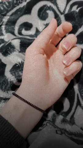 لست عظيمه لكني اثق اني مختلفه لا اقبل مقارنه نفسي باحد😌