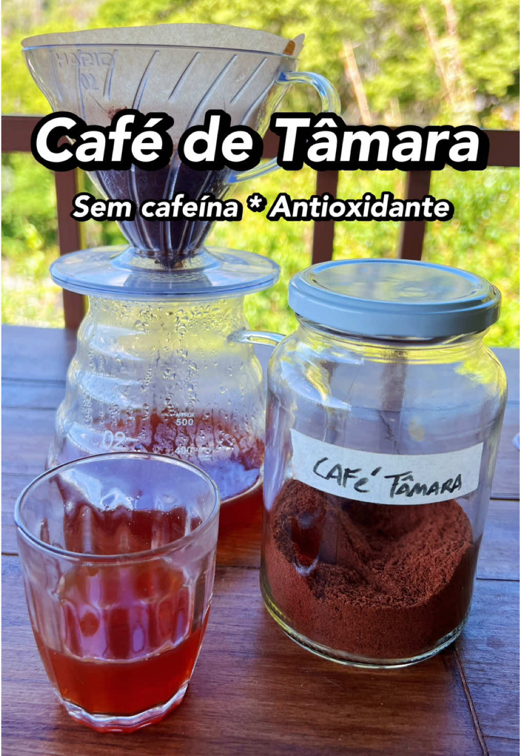 Já salva essa receita 👇 Nunca mais jogue sementes de tâmara fora 😉 Esse café de sementes de tâmara é fantástico para a saúde e uma bela alternativa sem cafeína para curtir no lanchinho da tarde ou a qualquer hora do dia. Tâmara é energia que dura, sem aquela ansiedade nem crash de energia Como fazer em casa: ✅ Lava bem as sementes de tâmara  ✅ Deixa secar completamente  ✅ Torra no forno a 200°C por 40 minutos (até ficar bem escuro)  ✅ Tritura tudo  ✅ 2 colheres de sopa + 300ml de água fervente  ✅ Coa e aproveita Agora vem a parte legal. Essa semente que você tava jogando fora? Ela tem antioxidantes que a gente só vê em alimentos premium. Os benefícios que você vai sentir: • Energia sustentável o dia inteiro (sem crash)  • Foco e memória melhorados  • Anti-inflamatório natural (reduz inflamação sistêmica)  • Sono de qualidade  • Potássio e magnésio em quantidade Faz o teste e me conta depois nos comentários o que achou ;) Salva esse vídeo, compartilha com quem vai gostar muito.  Já segue o @fermentacomciencia para mais dicas! #CaféDeTâmara #Nutrigenômica #FermentaComCiência #SaúdeIntestinal #café 