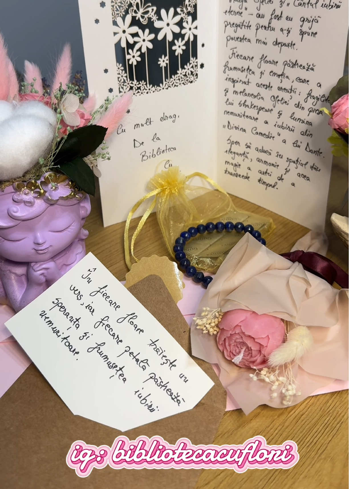 Eterna iubire,prinsă în flori care nu mor…🌸Ruga Ofeliei și Cântul iubirii eterne — povești inspirate de Shakespeare și Dante,transformate în frumusețe care nu se ofilește niciodată.✨ Mulțumesc @allemichaela pentru acest cadou plin de emoție și magie.🩷 ig: bibliotecacuflori #bibliotecacuflori #cadoulperfect #unboxingvideo #pr #collab 