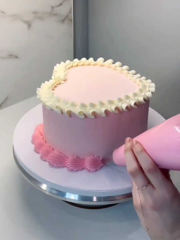 DECORAÇÃO DE BOLO NÍVEL PRO EM CASA! 🤩 Cansado de decorações sem graça? Com esse Kit Confeiteiro 24 Peças, você faz o bolo dos seus sonhos! ✨ 24 Bicos INOX: Rosetas, babados, flores e letras. Tudo fácil! 🧁 Saco de Silicone REUTILIZÁVEL: Prático, higiênico e ecológico. COMPRE AGORA e transforme seus doces! Link nos comentários. 👇 #confeitaria #confeitariadesucesso #dicadeconfeitaria #kitconfeiteiro #decoraçãodebolo 