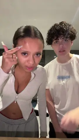 @wlw 👩🏽‍❤️‍💋‍👩🏻 