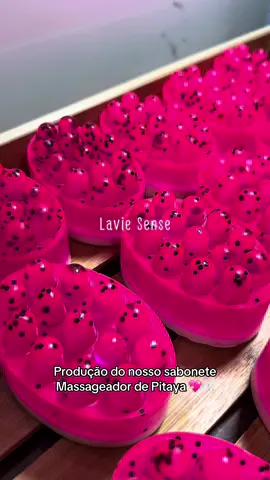 Acompanhe comigo um pouco da produção do nosso incrível sabonete massageador de Pitaya! 💕 Os sabonetes massageador são campeões de vendas na nossa loja! Com uma fragrância delicada e enriquecidos com extrato de aloe vera, eles proporcionam uma experiência de autocuidado única. 🌿💖 E não para por aí! Temos diversas fragrâncias disponíveis para você escolher a que mais combina com você. 🫧 Corre para o nosso site e descubra o melhor em autocuidado! 🛒 #viral #fyp #saboneteartesanal #pitaya #asmr 