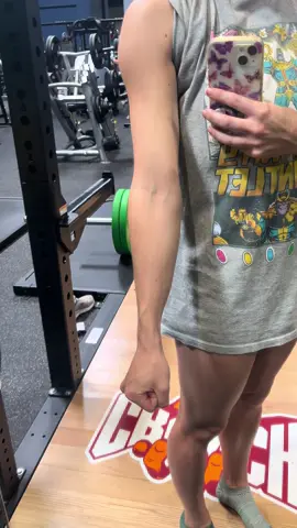 Cut is going well:  #muscularwomen #musclemommy #gymgirl #Fitness #biceps 