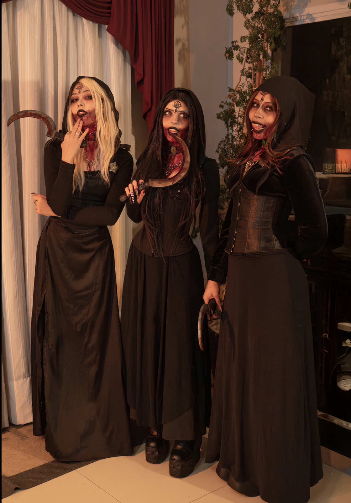 Man blood 🩸 Dimitrescu sisters                                        #halloween #cosplay #trend #residentevil 