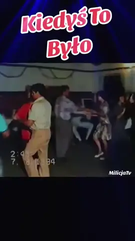 #impreza #osp #szalone #lata90 #potańcówka  Wesele OSP w latach 90. to impreza z elementami retro, która naśladuje stylistykę tamtej dekady, łącząc wspólną zabawę z elementami nawiązującymi do kultury i mody tamtych lat. Wesele w stylu lat 90. z pewnością nie było tematyczne jak współczesne, lecz miało po prostu charakter typowej zabawy weselnej w tamtym okresie. Zamiast dedykowanych wydarzeń i atrakcji w stylu fotobudki z rekwizytami z lat 90., wesele w latach 90. to była tradycyjna zabawa taneczna z kapelą grającą popularne hity, tańcem do białego rana i specyficznymi potrawami, np. tortem z kremem i owocami, sałatkami jarzynowymi, bigosem, śledziem w oleju czy sałatkami i przekąskami. 