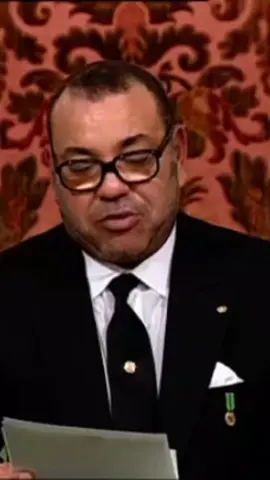 نص الخطاب الذي وجهه جلالة الملك إلى الأمة بمناسبة الذكرى 38 للمسيرة الخضراء  الرباط يوم 06/11/2013 شعبي العزيز،   إنني لا أريد أن أدخلك في الجوانب القانونية والسياسية لقضية وحدتنا الترابية، ومختلف قرارات مجلس الأمن ذات الصلة التي سبق لي أن تكلمت عدة مرات بشأنها. ولكني سأوضح لك الأسباب وراء بعض المواقف المعادية للمغرب.   إن بعض الدول تكتفي بتكليف موظفين بمتابعة الأوضاع في المغرب. غير أن من بينهم، من لهم توجهات معادية لبلادنا، أو متأثرون بأطروحات الخصوم. وهم الذين يشرفون أحيانا، مع الأسف، على إعداد الملفات والتقارير المغلوطة، التي على أساسها يتخذ المسؤولون بعض مواقفهم.   هذا كلام أقوله لك، شعبي العزيز، لأول مرة، ولكني أقوله دائما، وبصفة خاصة لمسؤولي الدول الكبرى، وللأمين العام لمنظمة الأمم المتحدة ومساعديه.   غير أن السبب الرئيسي في هذا التعامل غير المنصف مع المغرب، يرجع، بالأساس، لما يقدمه الخصوم من أموال ومنافع، في محاولة لشراء أصوات ومواقف بعض المنظمات المعادية لبلادنا، وذلك في إهدار لثروات وخيرات شعب شقيق، لا تعنيه هذه المسألة، بل إنها تقف عائقا أمام الاندماج المغاربي.   فشعبنا الوفي يتميز بإجماعه الراسخ حول وحدته الترابية، وبتجنده الجماعي للتضحية في سبيلها. فالصحراء قضية كل المغاربة دون استثناء، وأمانة في أعناقنا جميعا.   كما أن المغرب ليست له، ولله الحمد، أي عقدة في التجاوب الإيجابي مع التطلعات المشروعة لمواطنيه ، أينما كانوا. وفي هذا الصدد، فقد أقدمنا بإرادتنا الخاصة، على إحداث مؤسسات وطنية وآليات جهوية، لحماية حقوق الإنسان والنهوض بها، مشهود لها بالاستقلال والمصداقية، وذلك وفق المعايير الدولية، فضلا عن الدور الذي تقوم به الأحزاب السياسية، والهيآت الجمعوية، ووسائل الإعلام.   ومن هنا، فإن المغرب يرفض أن يتلقى الدروس في هذا المجال، خاصة من طرف من ينتهكون حقوق الإنسان، بطريقة ممنهجة. ومن يريد المزايدة على المغرب، فعليه أن يهبط إلى تندوف، ويتابع ما تشهده عدد من المناطق المجاورة من خروقات لأبسط حقوق الإنسان.   ورغم المحاولات اليائسة لخصوم المغرب للمس بسمعته وسيادته، فإننا سنواصل التعاون مع الأمين العام للأمم المتحدة، ومع مبعوثه الشخصي، ومع الدول الصديقة، من أجل إيجاد حل سياسي ونهائي للنزاع المفتعل حول وحدتنا الترابية، في إطار مبادرتنا للحكم الذاتي، المشهود لها بالجدية والمصداقية وبروح الواقعية.   كما لن نرهن مستقبل أقاليمنا الجنوبية بتطورات قضية الصحراء، على المستوى الأممي، بل سنواصل النهوض بالتنمية الشاملة بربوعها. #خطاب_الملك_محمد_السادس  #الصحراء_المغربية  #المملكة_المغربية_الشريفة🇲🇦  #مغاربة_العالم  #المغرب🇲🇦 