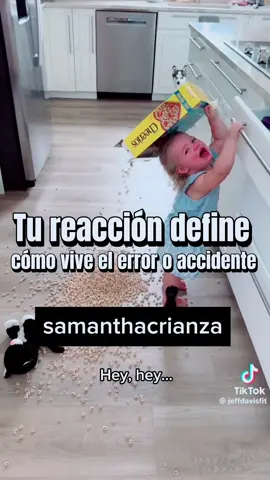Cuando un niño o una niña comete un error o tiene un accidente, su cerebro emocional se activa: aparece el miedo, la culpa o la frustración. En ese momento necesita regulación. La forma en que el adulto responde (el tono, el gesto, la calma) se convierte en el modelo interno con el que el niño o niña aprenderá a manejar sus propias emociones. Si el error se asocia con aceptación y contención, el niño desarrolla autoconfianza y tolerancia a la frustración.  Si habitualmente se asocia con crítica o enfado, aparece la autoexigencia y el miedo a fallar. Por eso, la reacción del adulto no solo calma el momento, también moldea la manera en que el niño pensará y sentirá frente a los errores el resto de su vida. La calma enseña más que las palabras; es la base sobre la que se construye la seguridad emocional.  #hijos #toddlersoftiktok #toddler #maternidad #crianzarespetuosa 