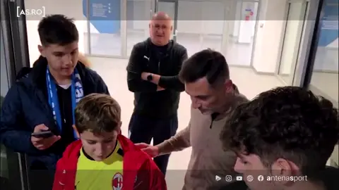 Mirel Rădoi a fost asaltat de copii după Sănătatea Cluj - Universitatea Craiova 1-4! Un puşti s-a emoţionat când s-a pozat cu antrenorul din Bănie