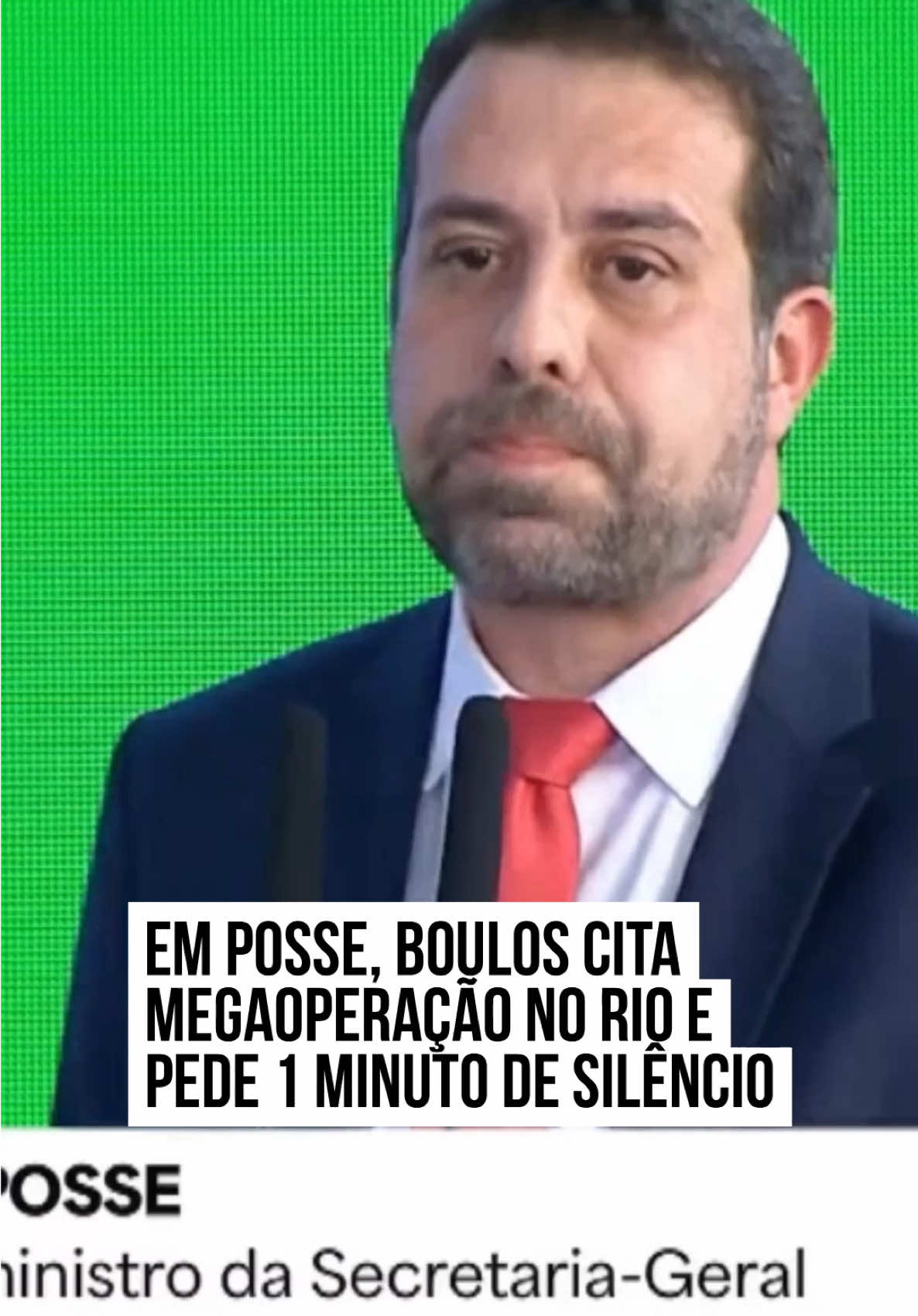Durante a cerimônia de posse como novo ministro da Secretaria-Geral da Presidência, Guilherme #Boulos (PSol-SP), pediu nesta quarta-feira (29/10), um minuto de silêncio pelas vítimas da megaoperação no #RiodeJaneiro. A ação policial deixou ao menos 119 pessoas m0rtas, entre elas quatro policiais. O presidente Luiz Inácio #Lula da Silva (PT) participa da cerimônia, no Palácio do Planalto. O novo ministro foi nomeado para o cargo por Lula na última semana. Boulos ocupa a vaga do ex-titular Márcio Macêdo. O principal papel de Boulos à frente da Secretaria-Geral, Boulos será a interlocução do Executivo com movimentos sociais e organizações da sociedade civil. A expectativa é que o ministro consiga promover a mobilização das bases visando a reeleição do presidente. #TikTokNotícias 📹 Canal Gov