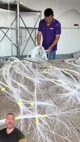 ✨ Um eletricista descobriu uma forma genial de transformar tetos comuns em galáxias luminosas — e hoje ganha mais de mil dólares por instalação. A aplicação é simples: usa fibra óptica e LED pra criar um céu estrelado dentro de casa. Esse serviço tem alta demanda, pouca concorrência e pode ser o diferencial pra quem trabalha com obras. 📲 Me segue @laertejr_mkt pra mais ideias de negócios reais e acessíveis. 🎥 Créditos TikTok: @dorisniclight #ideiasdenegocios #negocioscriativos #empreender #serviçoslucrativos #iluminacaodecorativa    