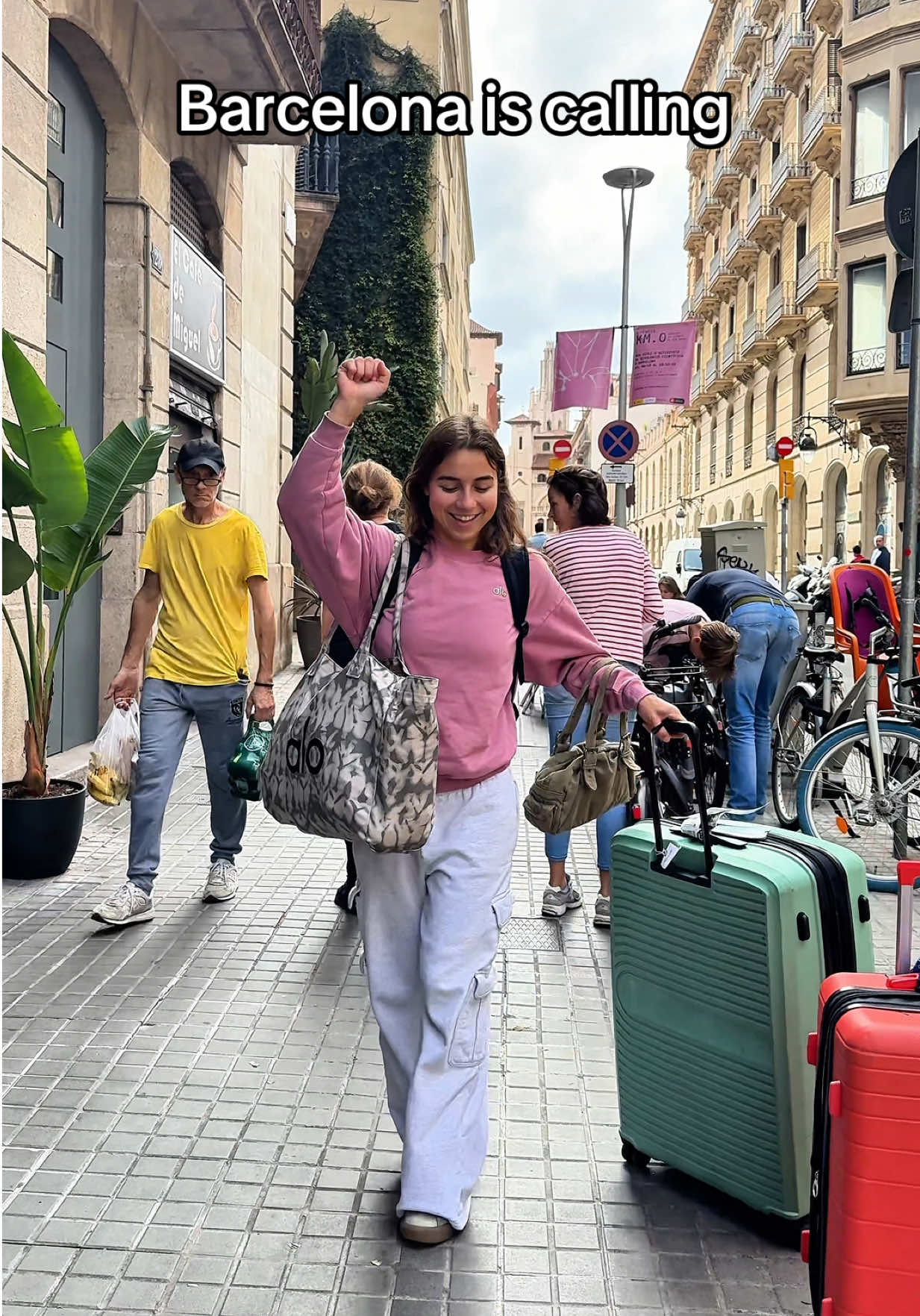 Barcelona here we come!!! So grateful to spend this incredible moment with my mom 🤩🫶🏻 stay tuned for all the content here!!! @Hélène Enola’smom #barcelona #travel #Vlog 