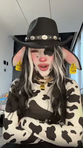 This here is a cow farm #halloweencostume#cowcostume#cowmakeup#costumemakeup#halloweenmakeup 