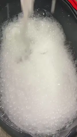 This smelled AMAZING 💕💕 it wasn’t as sudsy as I would’ve wished but it served its purpose  ☺️🙂‍↔️ first time using the pink pinalen 2xs & I’m in love with it 🥰  Products  Lemon soft scrub  Floral pinalen 2xs  Watermelon gain ds  #CleanTok #fyp #asmr #bathroom #rag 