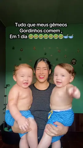 5 horas da madrugada tinha bebezinho comendo kk 🥗🥗🥗🥗🥗🥗🥗🥗🥗🥗🥗🥗💚💚#gemeos #introducaoalimentar #maternidade 
