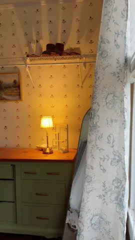 Nothing a little stamp can’t fix!!!! 👏🏻 #hobbylobbydiy #hobbylobbystamp #diywallpaperdecor #flowerstamp #homedecor 