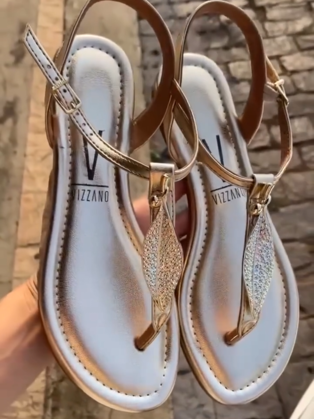 Sandália rasteirinha dourada Vizzano.