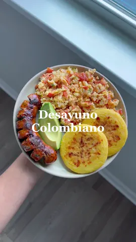 Huevito, arepita, aguacatito, y chorizo perfecto 🇨🇴✨#desayuno #colombian #colombiano #arepas #comidacolombiana 