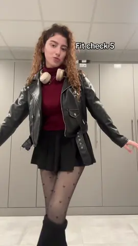 Bgheto nzed nposti fit checks? 👀 #style #fitcheck #outfit #OOTD #fashion @BERSHKA @SHEIN 