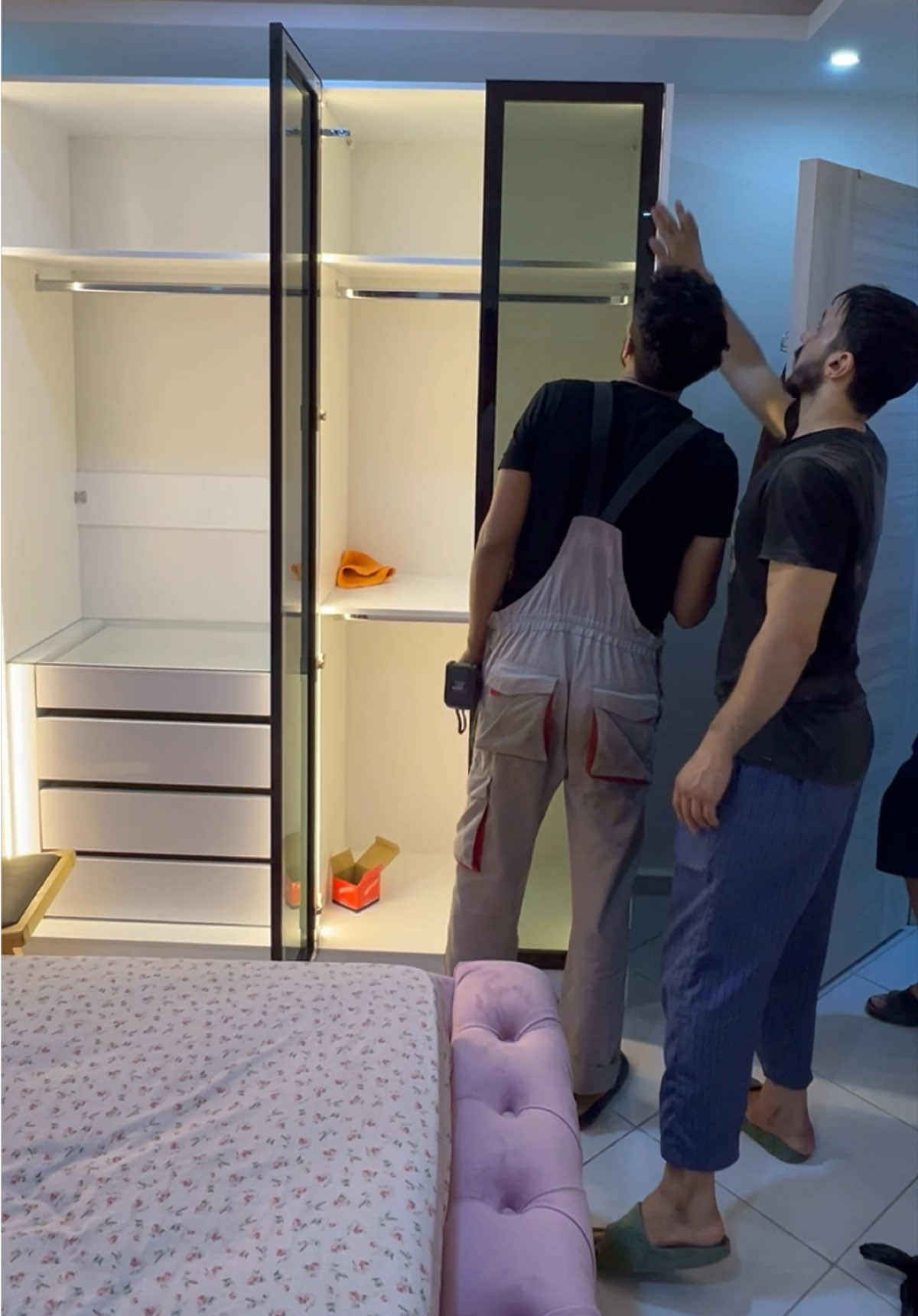 💥 غرف نوم عصرية للعرسان 2026💥 اكتشفوا الراحة والأناقة مع تشكيلتنا المميزة من غرف النوم لدى Maison Capitonnée ✨ 🛏️ مميزات غرف النوم: سرير فاخر بظهر عالي مريح تخزين ذكي في خزانة الملابس كوافوز أنيق على ذوقك 😍 💡نوم مريح = يوم نشيط 💪 هدوء وأناقة في كل تفصيلة 📍 الموقع: الدويرة – الجزائر العاصمة طريق خرايسية، حي 21 على خرائط Google: Maison Capitonnée 🚚 التوصيل والتركيب مجانا داخل العاصمة 📱 للطلب أو الاستفسار  اتصل ●  او عبر واتساب● 0550 36 70 73 0558 93 01 65 0556 89 55 32 زورونا وكونوا من سعداء Maison Capitonnée 💖 #maison_capitonnee #غرف_نوم_للعرسان #chambreacoucher #meuble #viral 