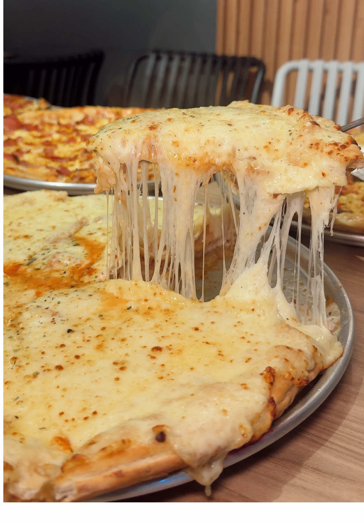 Si eres de los que le encanta comer 🍕 que valga la pena a buen precio y a buen tamaño 🍽️, @pizzaestofada es un lugar que te recomendamos 😋✨ 📍ubicaciones  Calle 8 sur # 38-78 ( visitamos), Bogotá Colombia  Calle 8 Sur # 39-04 ,Ciudad Montes ,Bogotá, Colombia  Calle 38 Sur # 34 d - 52 Villa mayor ,Bogotá, Colombia  Calle 17 Sur # 10 a - 95 Ciudad jardín Bogotá, Colombia  Calle 1F # 27A-Esquina Santa Isabel Bogotá, Colombia  ✨Probamos  •Mediana Estofada triple queso 💰66.000 •Hawaiana pequeña 💰51.000 •Paisa pequeña 💰50.000 •Mexicans 💰50.000 •Pepperoni pequeña 💰50.000 •Hamburguesa sin pan 💰23.5000 #bogotamixfood #pizza #dondecomerenbogota #planesenpareja #planesenpareja
