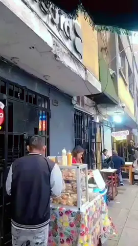cansada de esta situacion , con esta señora que es una envidiosa teniendlo su local me busca problemas , por las puras . hasta su pareja que es policia me amenaza ,que me ire presa ... basta ya 