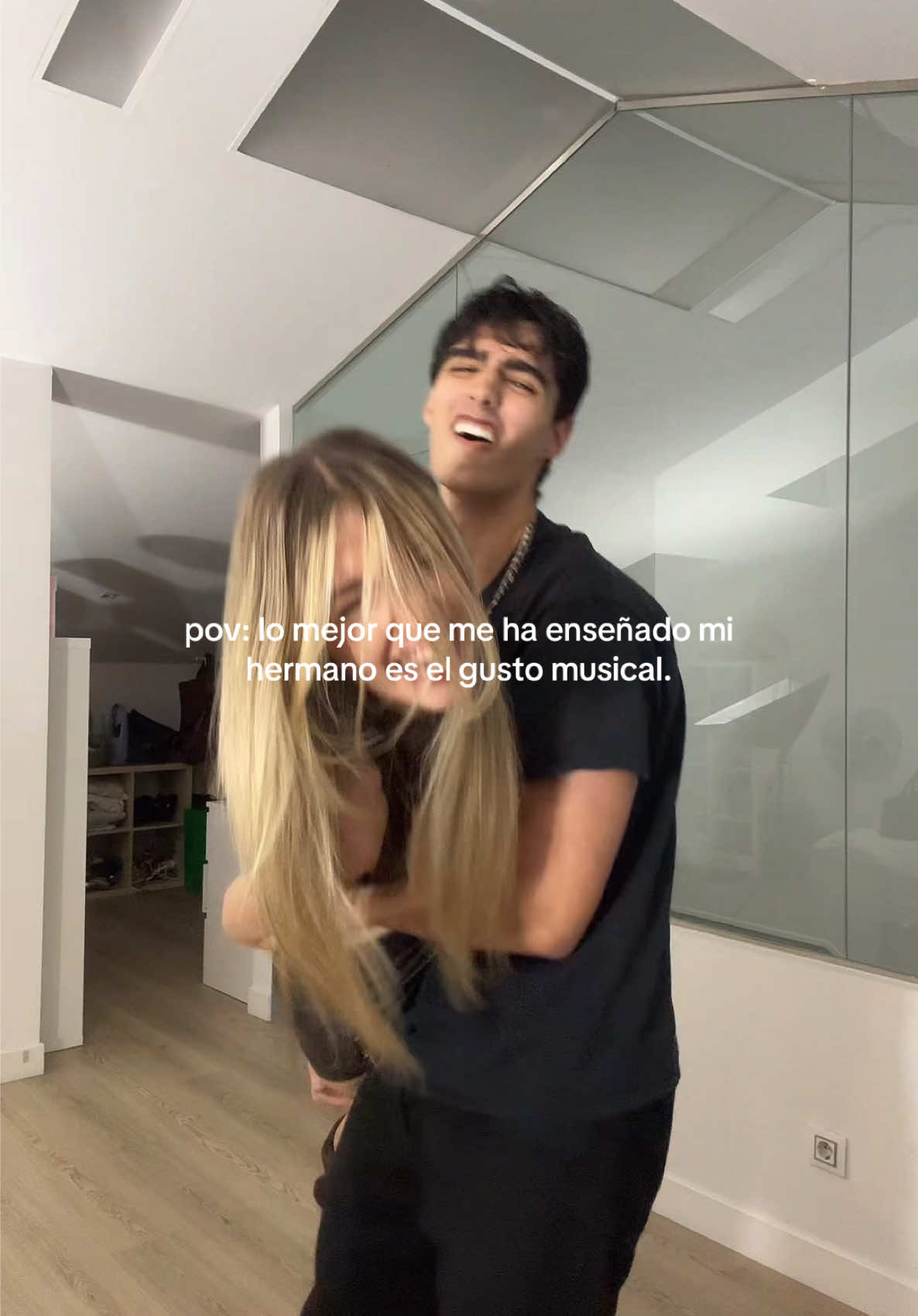 y a cambio él tiene el honor de ir al concierto de duki conmigo 💋