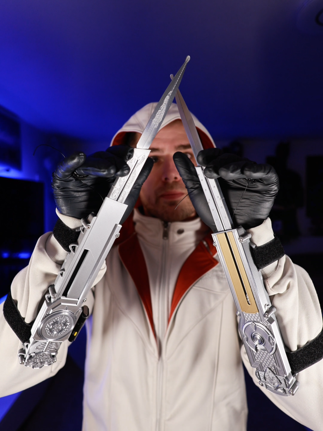 I try out th dual Hidden Blades from Assassin's Creed II and Brotherhood #cosplay #assassinscreed #cosplayer #3dprinting 