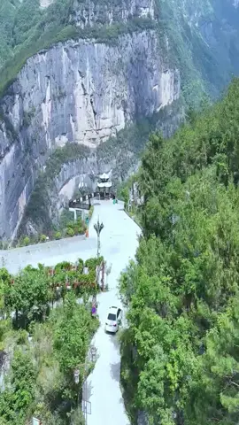 Desafio nas Alturas: A Magnífica Estrada Celestial de Lanying 🚗🌄 Desafiando a estrada suspensa na montanha! 🌄 A impressionante paisagem da Estrada Celestial de Lanying! #AventuraNasMontanhas #PaisagensDaChina #ViagemIncrível #tiktokviral 