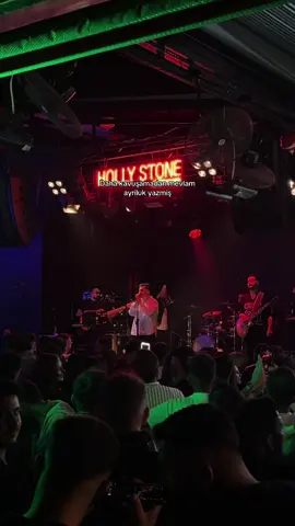 Poiziye bu şarkıyı söyleten hayat bize neler yapmaz abi.. #poizi #hollystone #antalya #konser @p0izi 