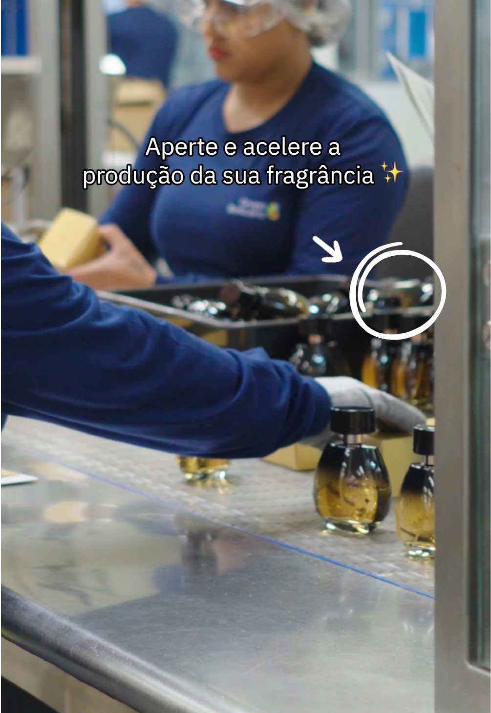 Já pensou em poder participar da produção daquele seu mimo que você fica ansiosa pra chegar? Aaah, então é só clicar nesse vídeo que seu desejo vai se realizar! ✨ #PraGeralVer: vídeo mostra a linha de produção de uma fragrância do Grupo Boticário, com cenas da fábrica que incluem máquinas em funcionamento e funcionários embalando os produtos. No topo da tela, aparece o texto: “Aperte e acelere a produção da sua fragrância”, com uma seta apontando para um círculo.