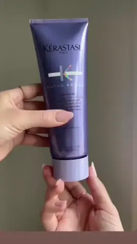 ✨ Cabelos loiros com brilho, força e leveza que encantam! 💜 A linha Kérastase Blond Absolu é o cuidado que todo loiro merece. 🌟 #Kerastase #BlondAbsolu #CabelosLoiros #tratamentoprofissional 