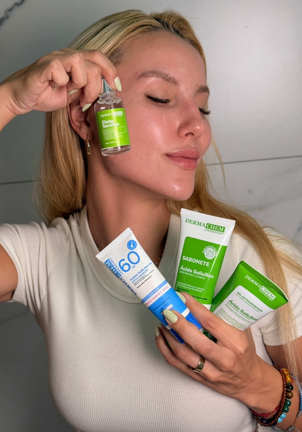 a pele oleosa também merece uma rotina de skincare completa, e sem complicação! 💚 com a linha Ácido Salicílico @dermachemlaboratory, você limpa, trata e protege a pele de forma equilibrada, mantendo o toque seco e saudável. ✨ passo a passo: 1⃣ Sabonete Facial 2⃣ Esfoliante Enzimático 3⃣ Sérum Secativo 4⃣ Gel Hidratante 5⃣ Protetor Facial 💡 diquinha: use o esfoliante 2x por semana para manter os poros sempre limpinhos! #SkincareDermachem #AcidoSalicilicoDermachem #ControleDeOleosidade #PeleOleosaNuncaMais