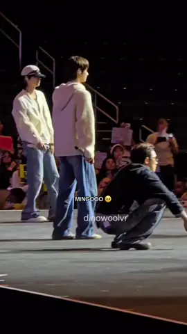 Mingoo’s back seems hurting again 🥺🥺 #mingyu #kimmingyu #seventeen17_official #fyp #foryoupage 