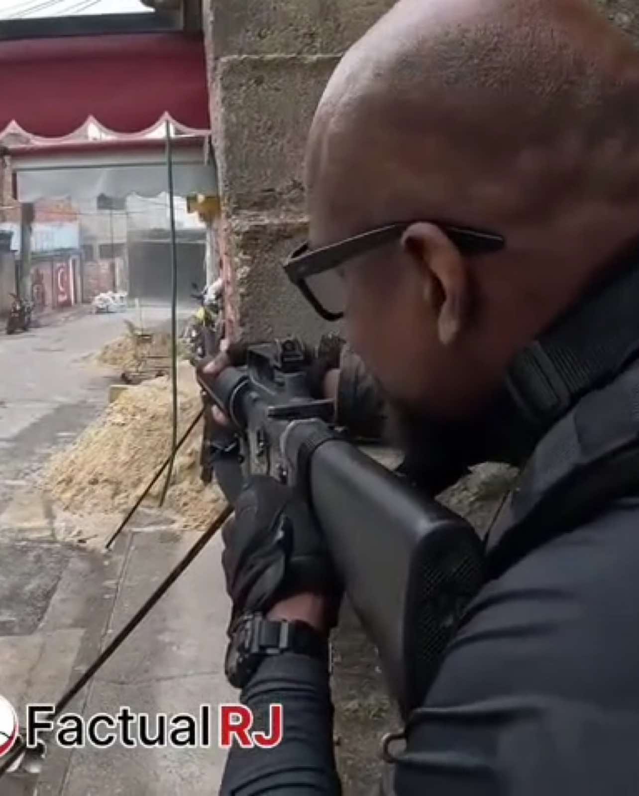 TIROTEIO NA MEGA OPERAÇÃO NA PENHA.     Video completo no youtube do @Factual RJ  #tiro#megaoperação#policia#alemão#penha