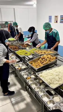 ASMR Portioning Table by Techno Agung Makmur. Efisien dan Efektif.  . . Info Pemesanan WA : 082233468779 #foodtray #mbg #makanbergizigratis #makanbergizi #dapurmbg #kitchenequipment 