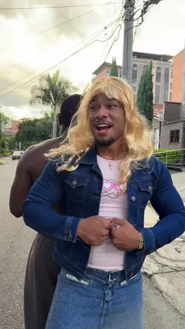 Y esa rubia tan linda 😂