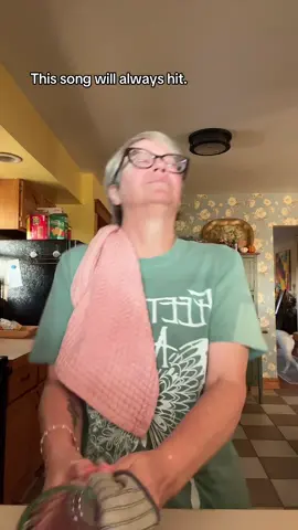 Chores & 90s music are made to go together. 😊 #90smusic 