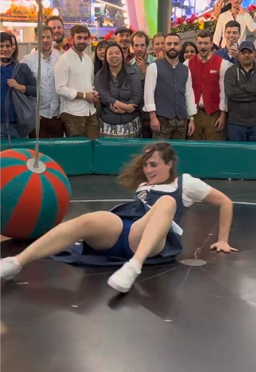 🎡🔥 👍Das Rad des Wahnsinns – Nur auf der Wiesn! Sie sitzen. Sie drehen. Sie fliegen! 💨 Keine Attraktion steht so sehr für das Oktoberfest wie das Teufelsrad! Jede Runde – pure Gaudi! 🍻 #Teufelsrad #Oktoberfest2025 #WiesnLegende #MingaVibes #BayerischeTradition   