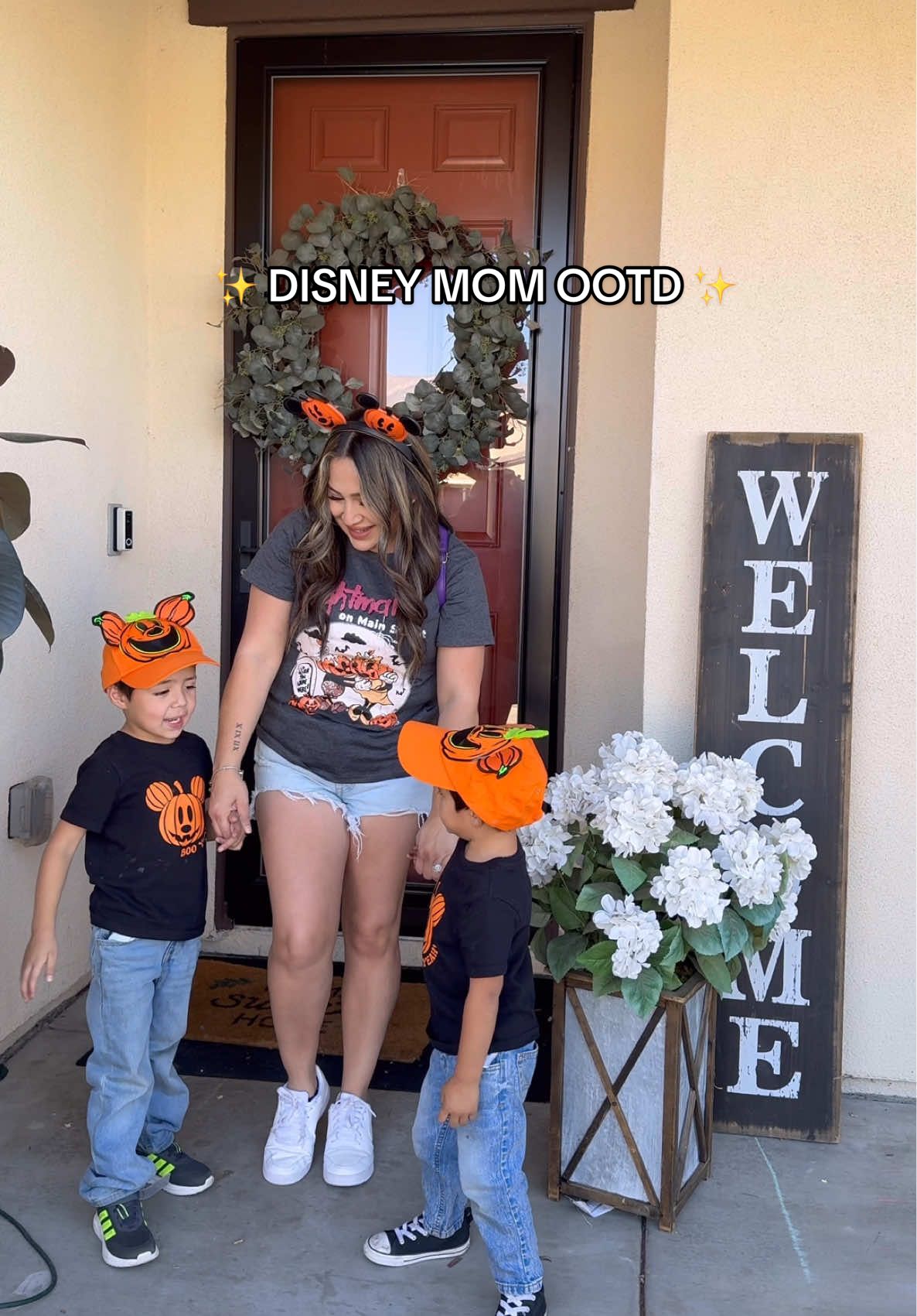 Halloween vibes with my minis 🎃🐭✨ #disneymom #disneyland #motherhood #momlife #momootd @Disney @Disney Parks 🫶🏻